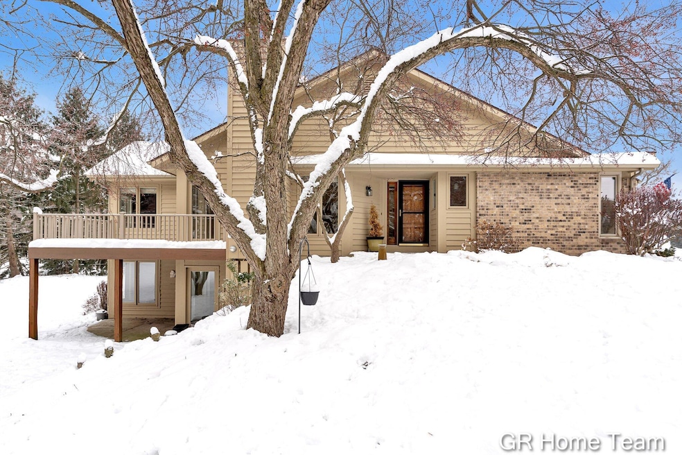 1946 Cross Bend St NE unit 35, Grand Rapids, MI 49505 - photo 1