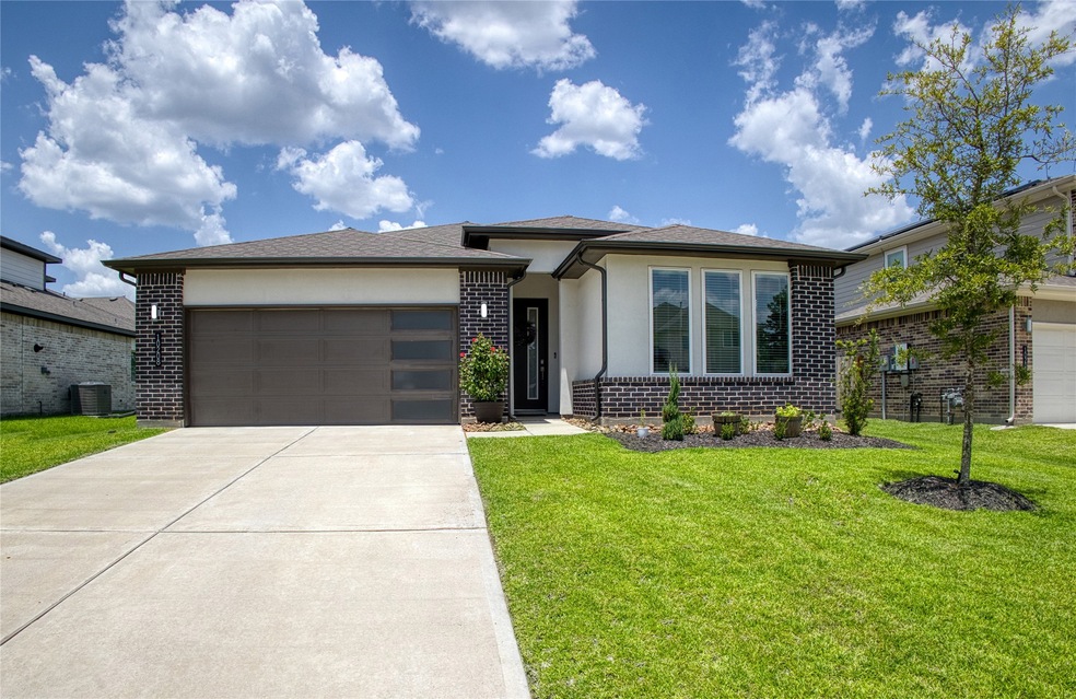 10208 Prairie Creek Ln, Conroe, TX 77384 - photo 1