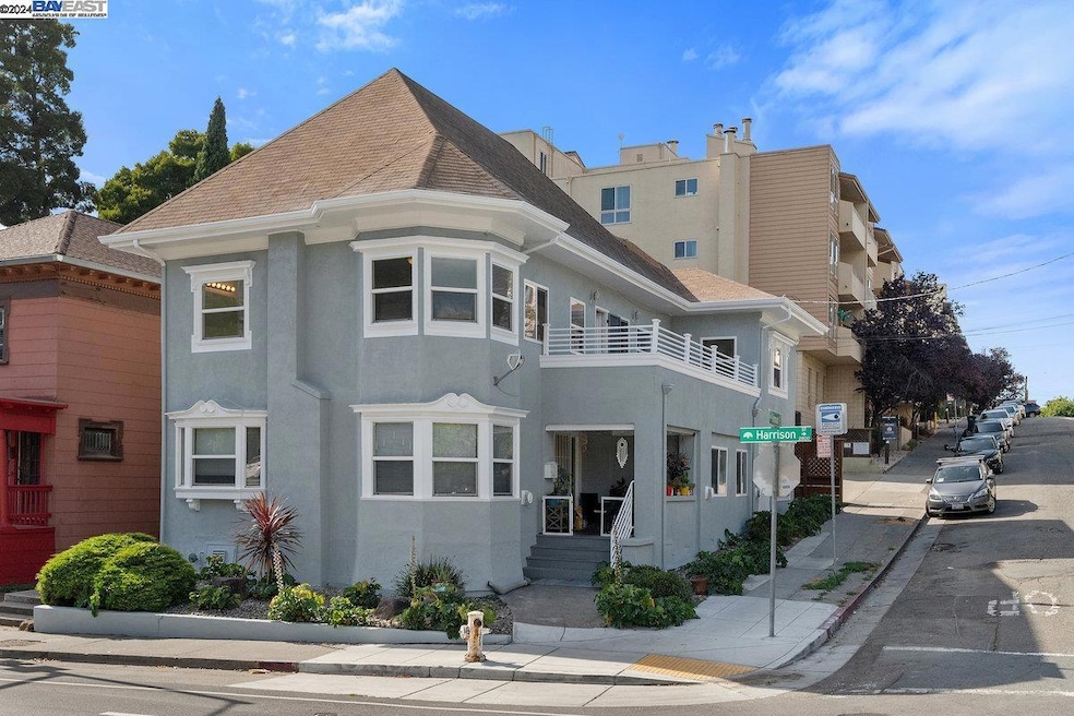 Sold $1,025,000 • Co-Listing Agent