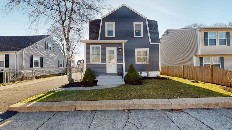 77 Warwick Rd, Pawtucket, RI 02861 - photo 1