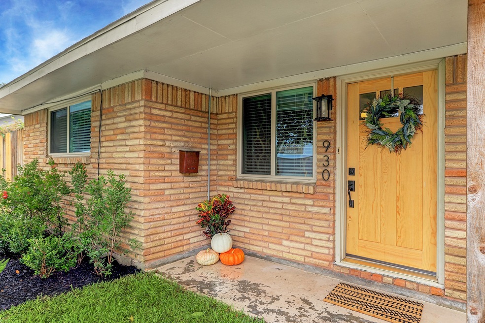 930 Algregg St, Houston, TX 77009 - photo 1