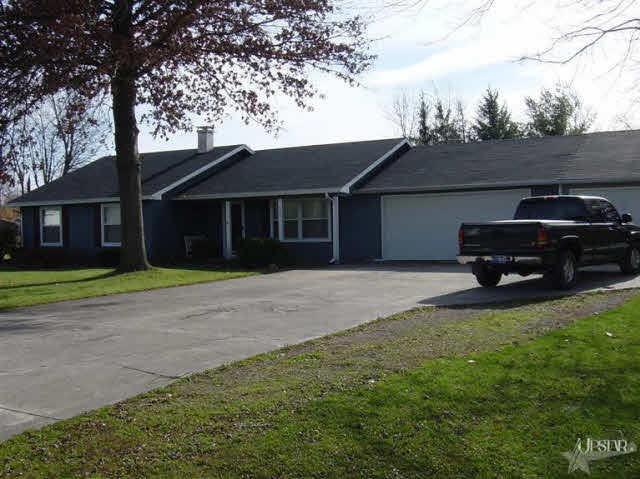 319 Maplewood Dr, Ossian, IN 46777 - photo 1