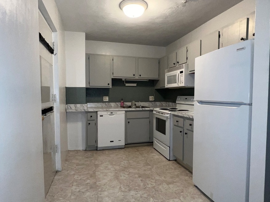 Milliken Hills Condominiums unit 22, Franklin, MA 02038 - photo 1