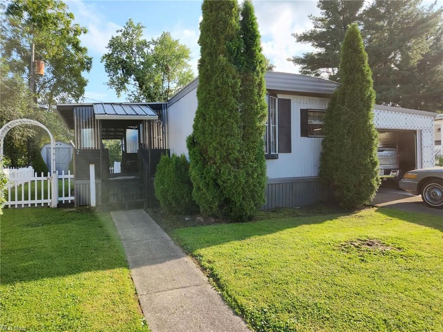 View of front facade featuring a front yard