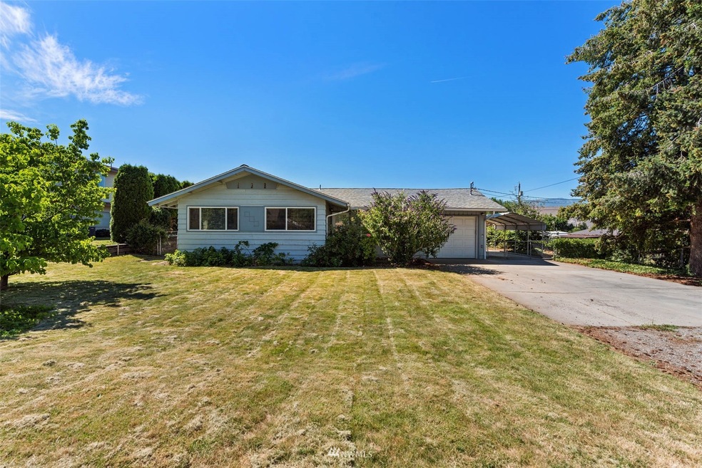 1520 5th St NE, East Wenatchee, WA 98802 - photo 1