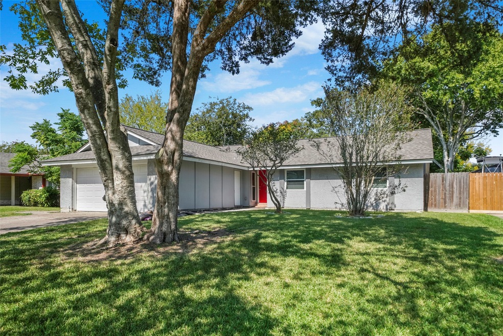 16927 Worden Ln, Friendswood, TX 77546 - photo 1