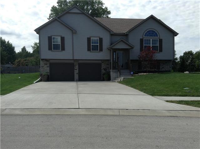 423 Wiltshire Dr, Raymore, MO 64083 - photo 1