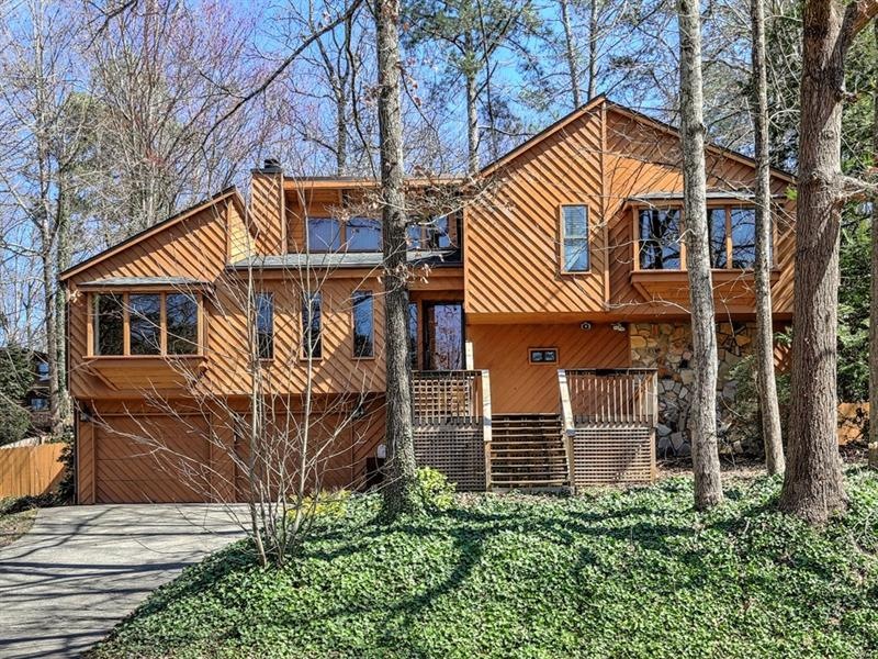 Rustic contemporary with great open plan on cul-de