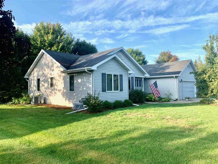 W5685 Jochmann Dr, Appleton, WI 54915 - photo 1