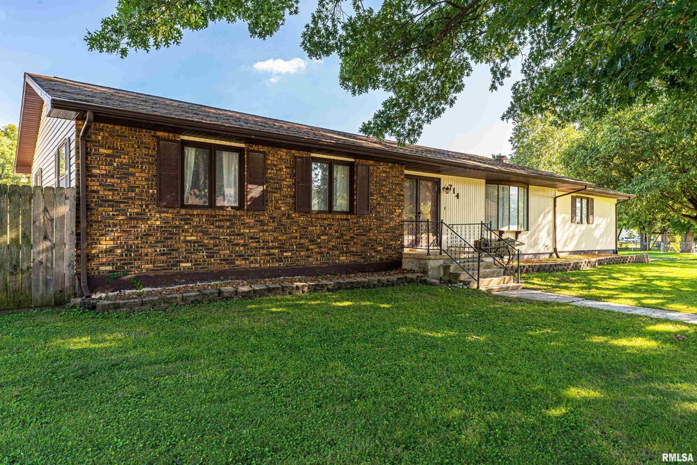 714 S Sherman St, Lincoln, IL 62656 - photo 1