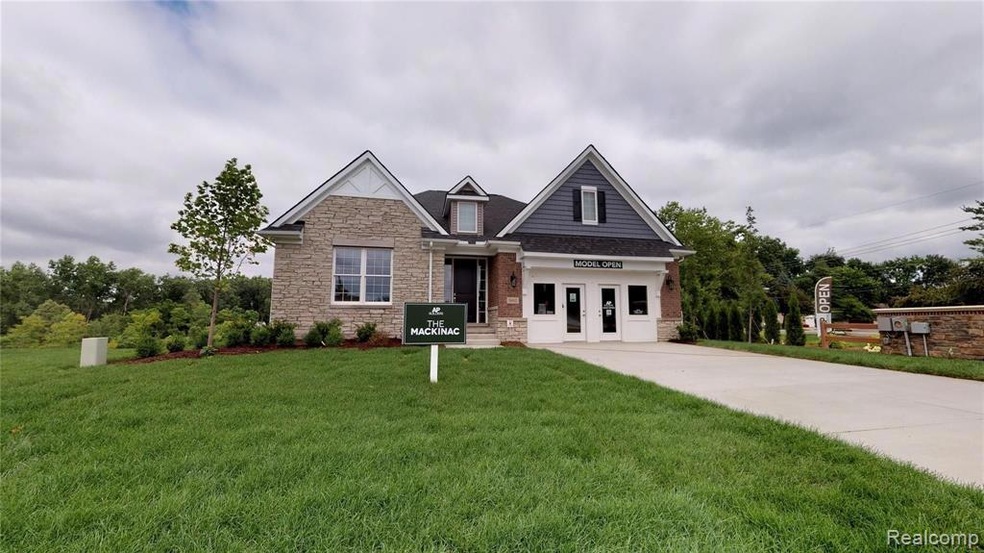 5818 Hartwick Dr, Bloomfield Hills, MI 48304 - photo 1