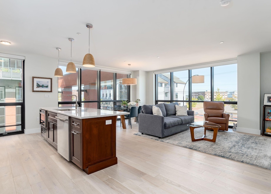 Pending $1,150,000 • Co-Listing Agent