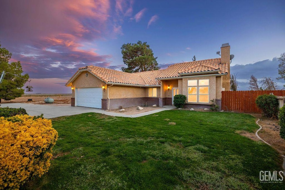 6818 W Avenue a2, Lancaster, CA 93536 - photo 1