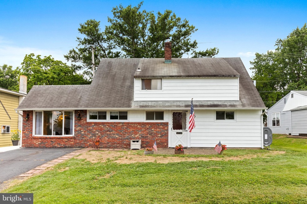 16 Roundwood Ln, Levittown, PA 19055 - photo 1