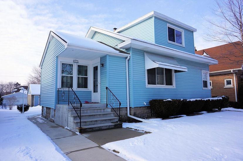 New Vinyl Siding & Roof, Welcome Home!