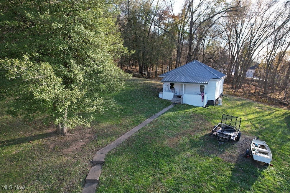 1402 1/2 16th St, Vienna, WV 26105 - photo 1