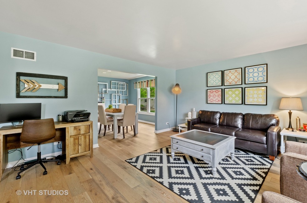 18 Fox Ct W, Buffalo Grove, IL 60089 - photo 1