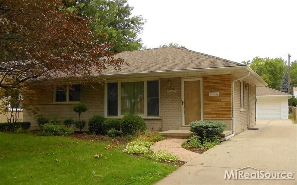 Brick home in prime St Clair Shores location!