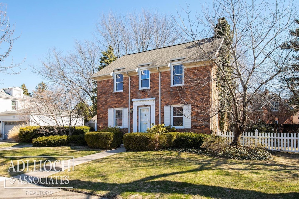 274 Mcmillan Rd, Grosse Pointe Farms, MI 48236 - photo 1