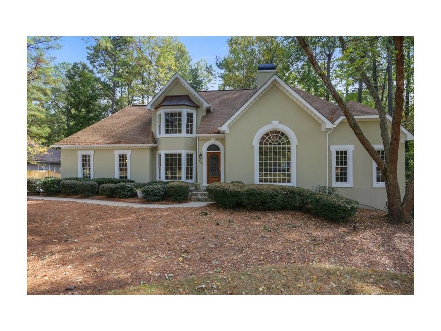 Incredible Master on main on large, private wooded