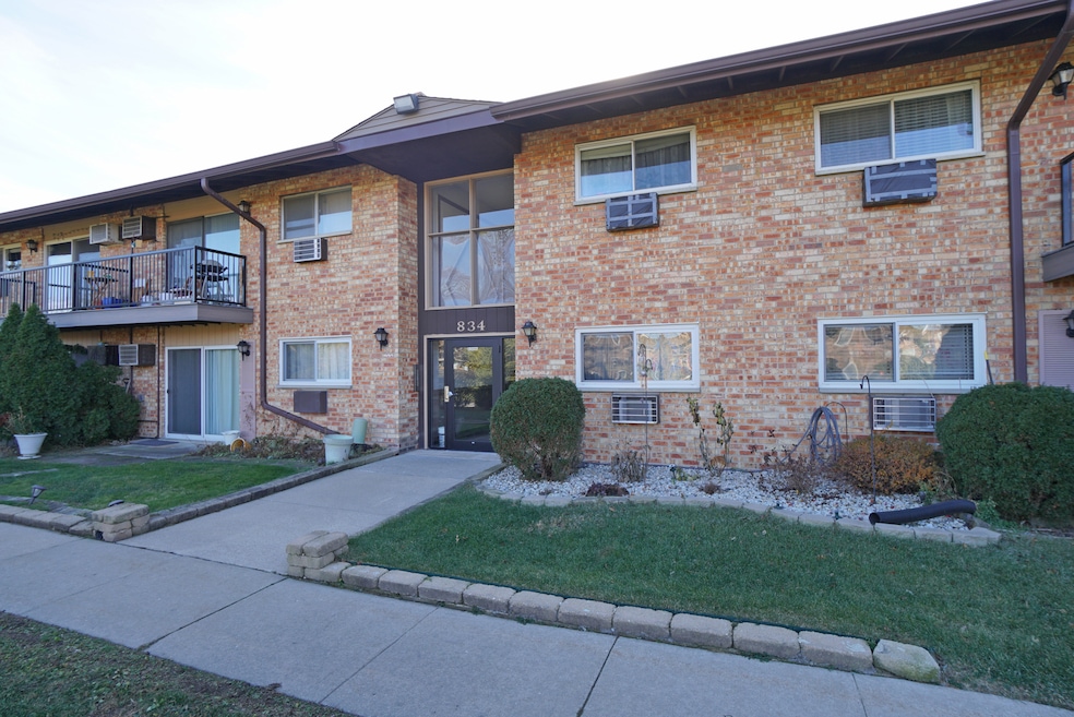 834 E Old Willow Rd unit 209, Prospect Heights, IL 60070 - photo 1