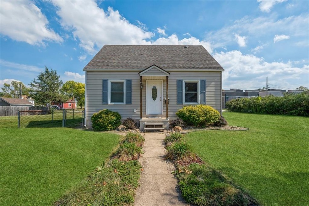 1653 8th St NW, Cedar Rapids, IA 52405 - photo 1