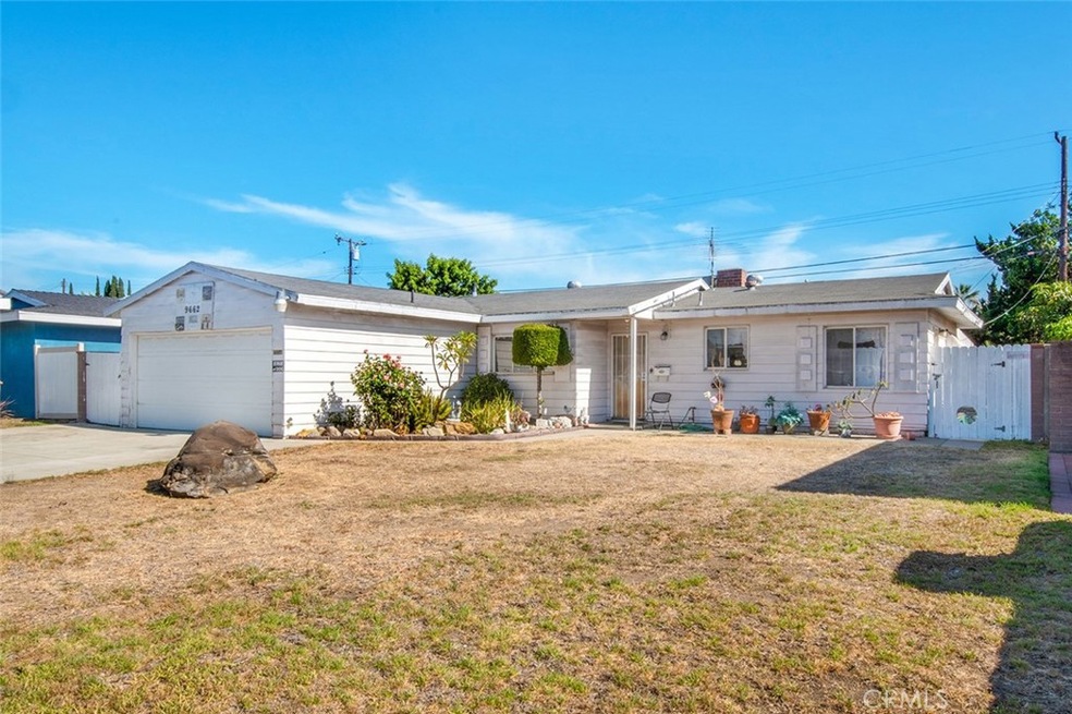 VIEW OF FRONT OF HOME WITH VERY LARGE FRONT YARD