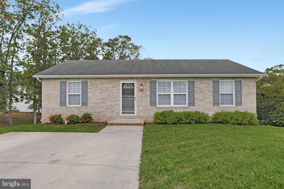 906 Devine Dr, Strasburg, VA 22657 - photo 1