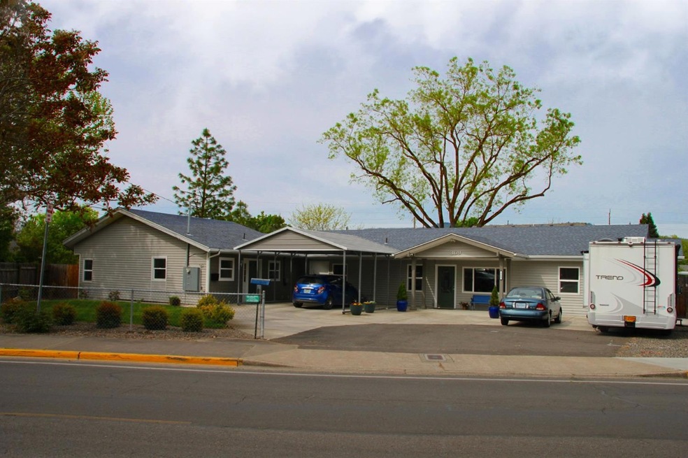 369 N 2nd St, Central Point, OR 97502 - photo 1