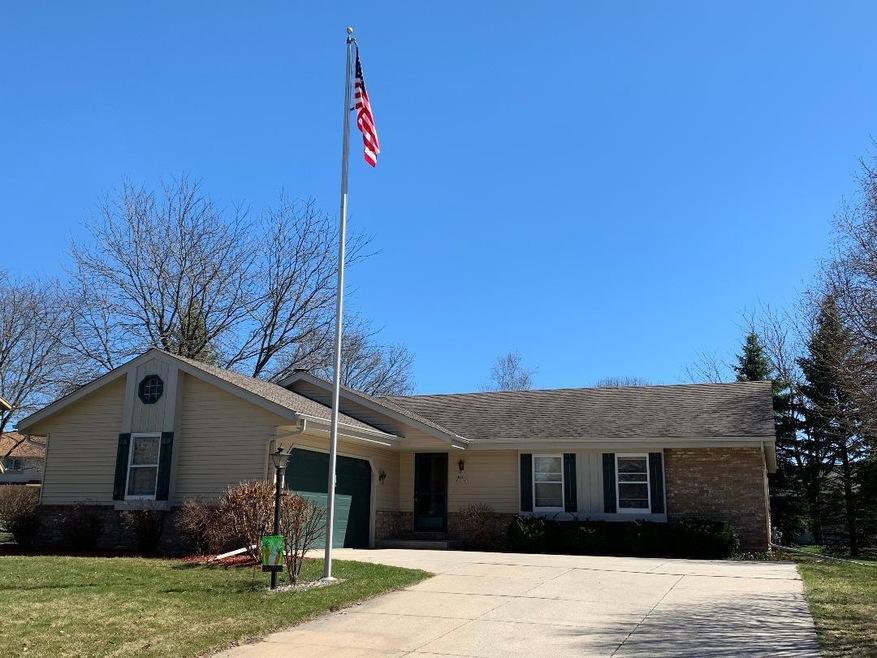 N108W17117 Hawthorne Dr, Germantown, WI 53022 - photo 1