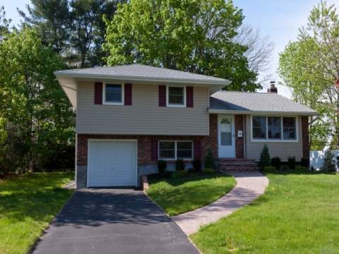 16 Violet Ln, ComMacK, NY 11725 - photo 1