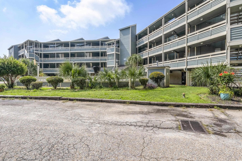 View of apartment building / complex