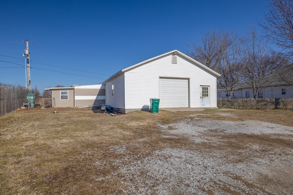 12840 Apt/Shop 2bd 1 and 1/2 bath