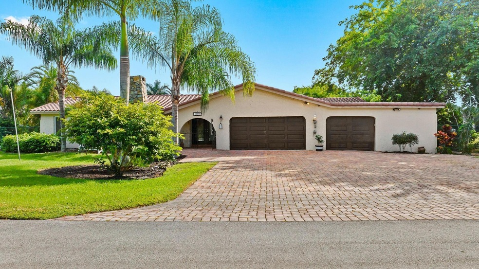 All paver driveway. 3 Car Garage