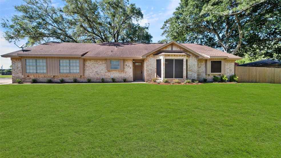 405 Bowman Dr, Alvin, TX 77511 - photo 1