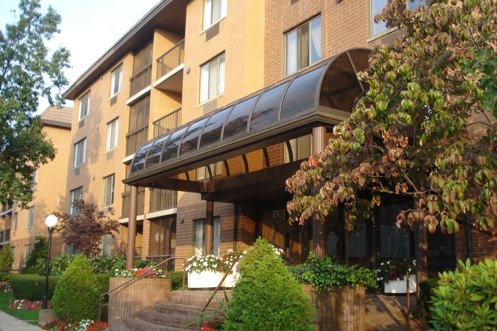 Chestnut Hill at Essex Park unit 3B, Staten Island, NY 10314 - photo 1