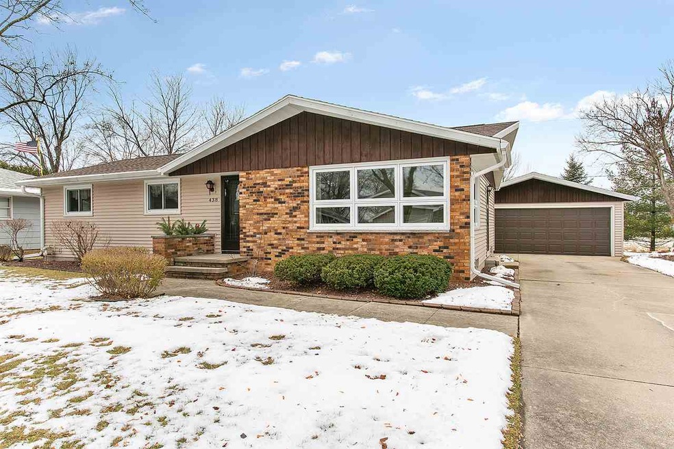 438 Jerelyn Ct, Combined Locks, WI 54113 - photo 1