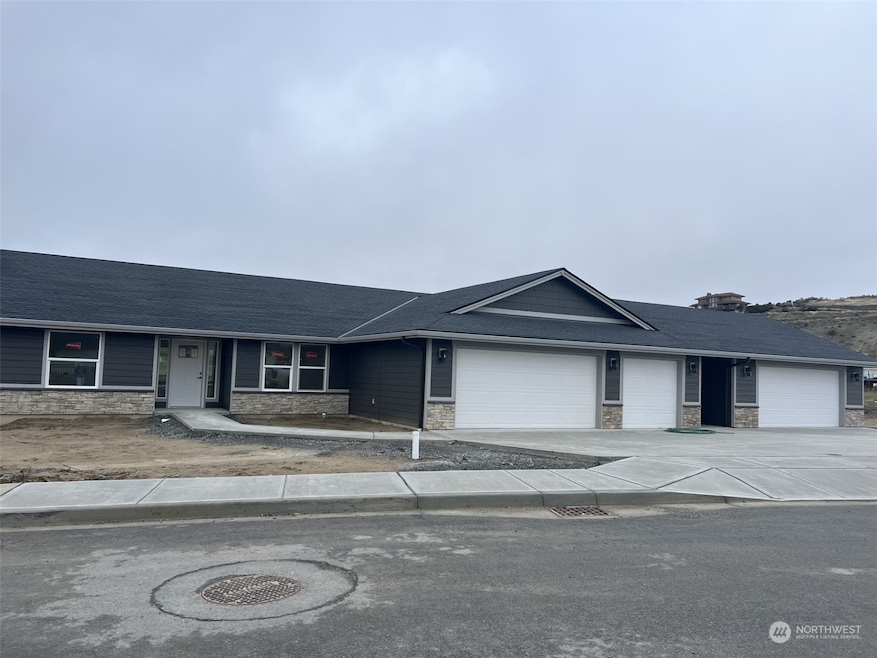900 N Newport Loop, East Wenatchee, WA 98802 - photo 1
