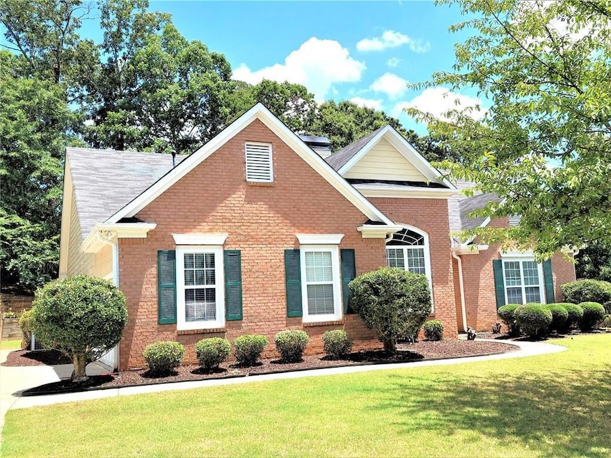 View of front of house featuring a front lawn