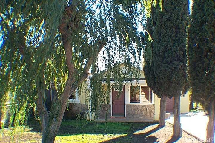 566 W 9th St, Stockton, CA 95206 - photo 1