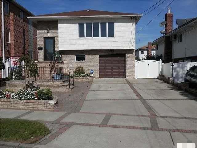 Pending $1,150,000 • Co-Listing Agent