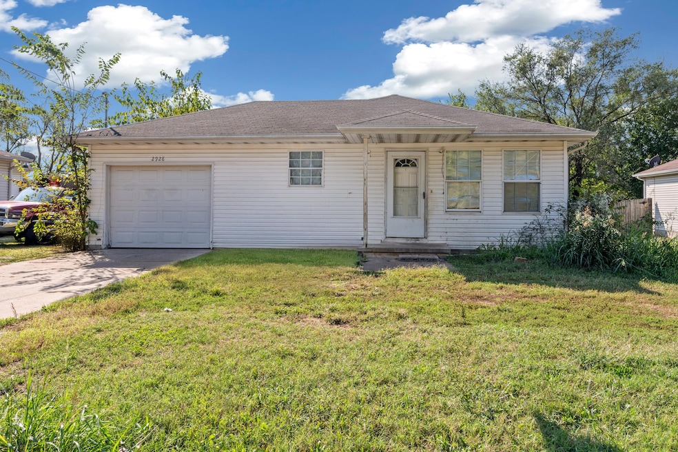 2928 W Chestnut St, Springfield, MO 65803 - photo 1