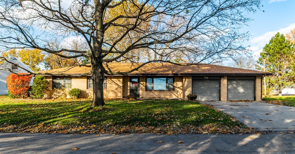 300 Mayfair Dr, Lincoln, IL 62656 - photo 1