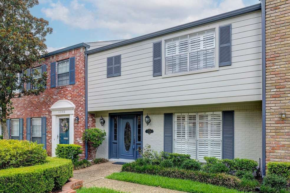 Beautifully renovated townhome 2018, has attractiv
