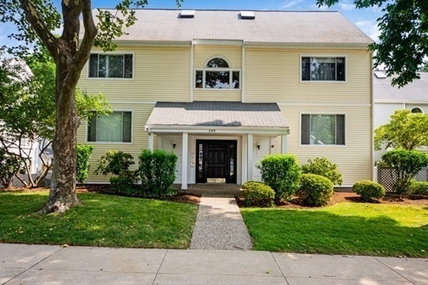 295 Temple St unit 102, West Roxbury, MA 02132 - photo 1