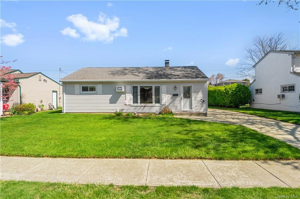 35 Jeanne Ln, Bethpage, NY 11714 - photo 1