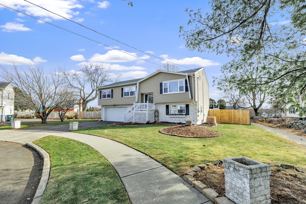 195 Meadow Park Dr, Milford, CT 06461 - photo 1