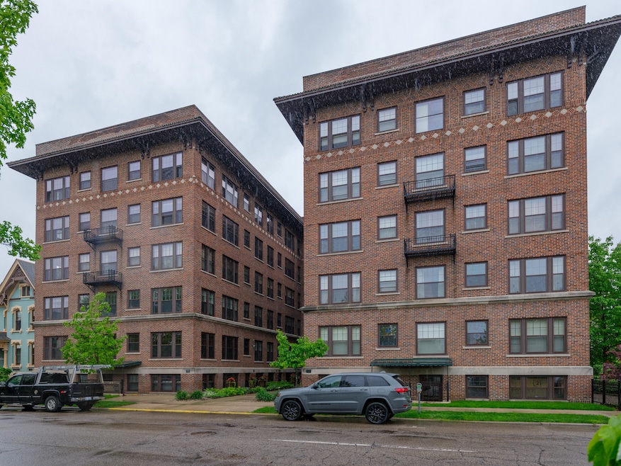 471 W South St 207-101