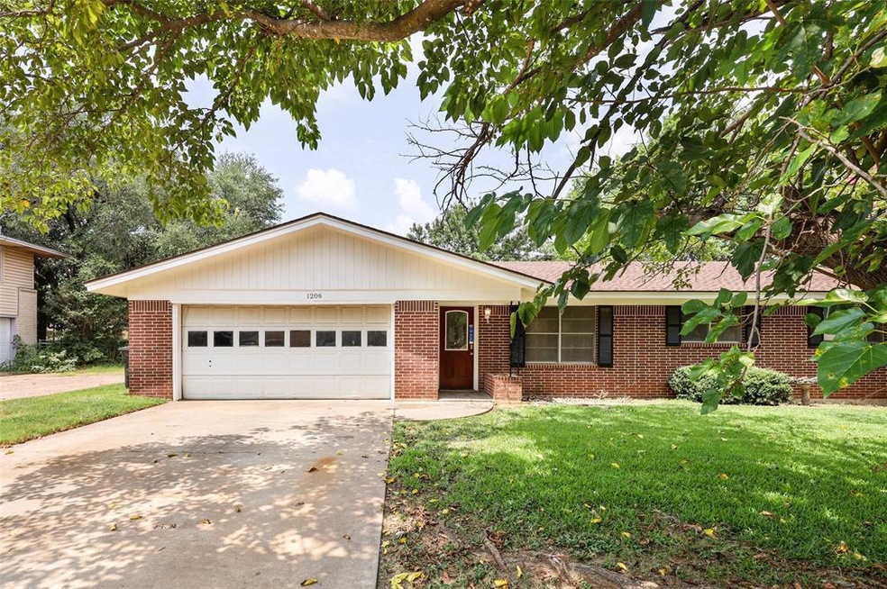 1206 Tanglewood Dr, Cleburne, TX 76033 - photo 1