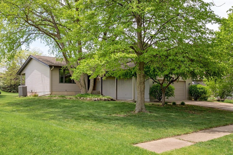 2816 W 3rd St, Cedar Falls, IA 50613 - photo 1